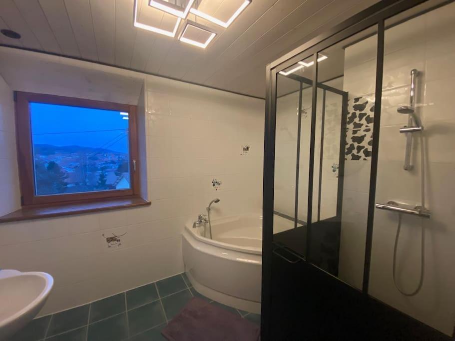 Logement Dans Maison + Exterieur Orchamps-Vennes 외부 사진