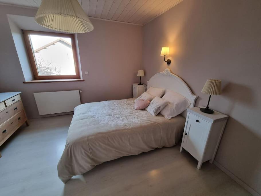 Logement Dans Maison + Exterieur Orchamps-Vennes 외부 사진