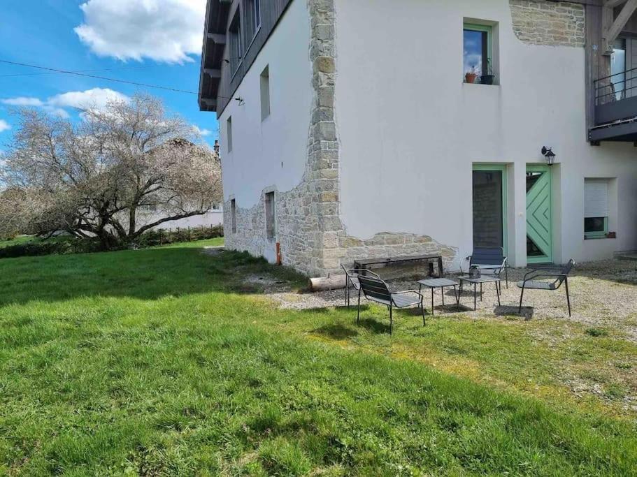 Logement Dans Maison + Exterieur Orchamps-Vennes 외부 사진