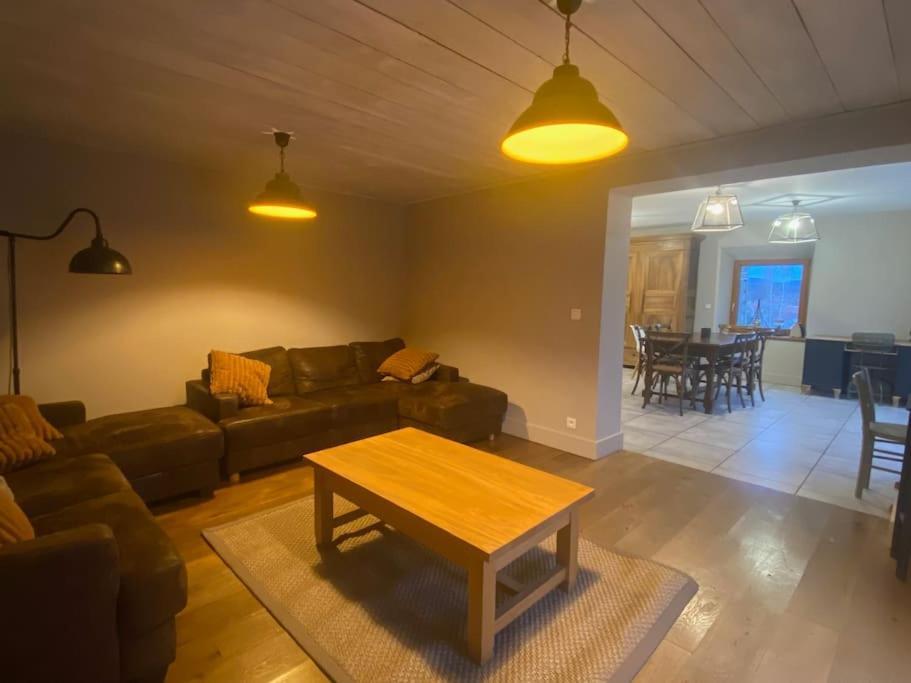 Logement Dans Maison + Exterieur Orchamps-Vennes 외부 사진
