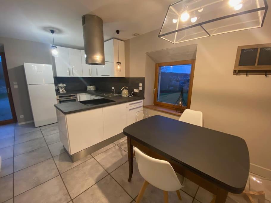 Logement Dans Maison + Exterieur Orchamps-Vennes 외부 사진